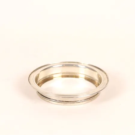 Del av coaster Ø14cm, mittdel saknas, silver 830/1000 Vikt: 66,5 g