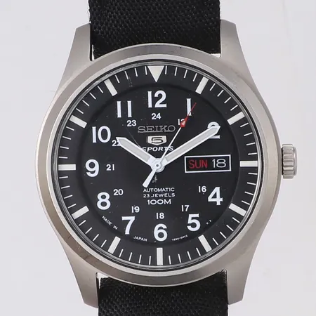 Herrur Seiko Sports, automat, 10bar, Ø42mm, stål, glasbaksida, dag (arabisk/eng)/datum, 7S36-03JO, svart armband textil/skinn, inga tillbehör