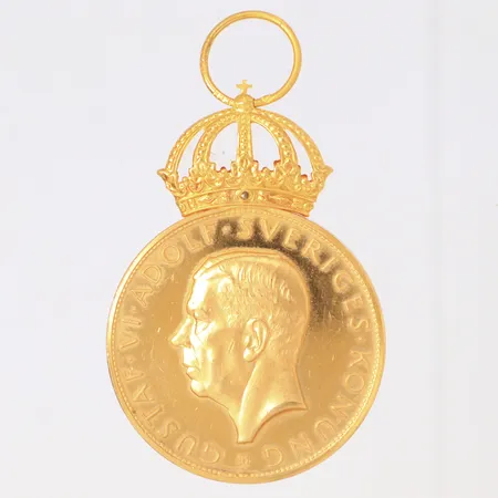 Guldmedalj Gustaf VI Adolf 23K, krona/bandring 18K, stämplad på kantranden GULD 1956, Ø31mm, namngravyr Vikt: 28,3 g