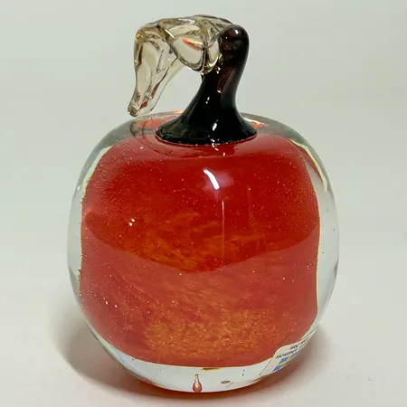 Figurin äpple Haparanda Glasbruk höjd ca 10cm bredd ca 7cm etikettmärkt, röd och svart