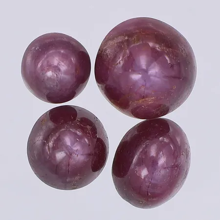 4 Stjärnsafirer vinröda ca 6-10mm cabochonslipade, dålig kvalitet