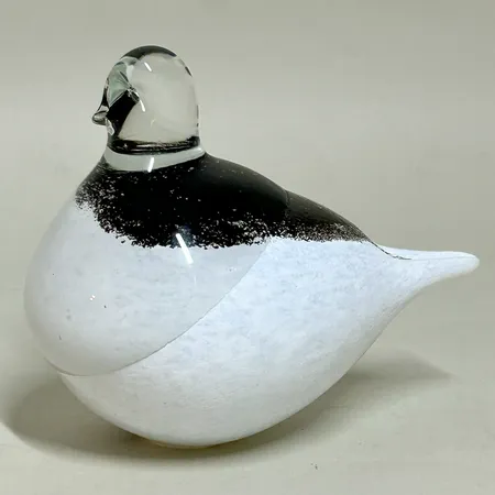Figurin fågel Haparanda Glasbruk höjd ca 13cm bredd ca 14cm etikettmärkt, vit och svart Skickas med paket.