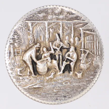 Pillerdosa med dekor av festgille i relief Ø 45mm, höjd 11mm, 830/1000 silver Vikt: 25,2 g