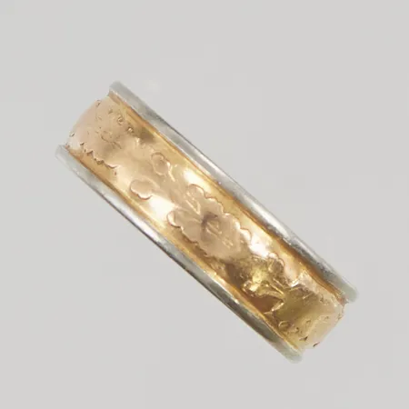 Ring stl:18 bredd 6,2mm graverad 18K 6,6g.