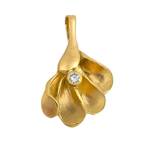 Diamanthänge i 18K guld, Diamant 0,02ct, svensk kontrollstämpel, längd inkl. ögla 19 mm, bredd 13 mm, fint skick Vikt: 1,4 g