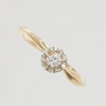Ring med diamant 0,8ct stl18 bredd:2,3-6,3mm 18K 2,8g.