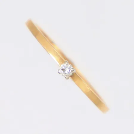 Ring med sten, stl:15¼, bredd 2mm, 18K Vikt: 0,9 g