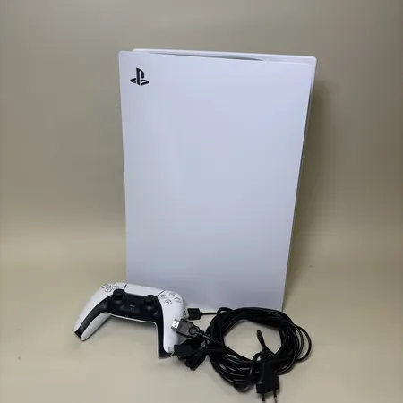 Spelkonsol, Sony Playstation 5, PS5 Disc Edition, modell CFI-1216A, 825 GB, serienr:G32A01BZS10805996, 1 handkontroll, USB-C, strömkabel. Ligger i mycket trasig originalkartong