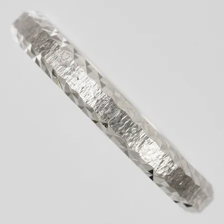 Ring stl: ca 19 bredd: ca 3mm graverad vitguld 18K  Vikt: 3,7 g
