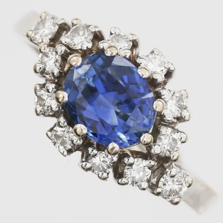Ring med oval safir ca 2,14ct enligt gravyr samt briljantslipade diamanter totalt 0,44ct enligt gravyr, nagg på safir, stl: 17¾, 18K vitguld Vikt: 5,1 g