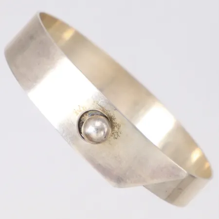 Armband med kuldekor, stelt, öppningsbart, Ø 50-60mm, bredd 10,6-14,6mm, buckligt, repigt, 925/1000 silver Vikt: 18,8 g