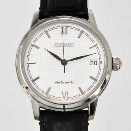 Herrur Seiko Ø ca 33mm automat datum stål modell 4R35-01B0 serienummer 651318 svart läderband med viklås inga tillbehör 