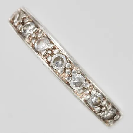 Ring med vita stenar stl: ca 15¾ bredd: ca 2,5-3,5mm 925/1000 silver  Vikt: 2,2 g