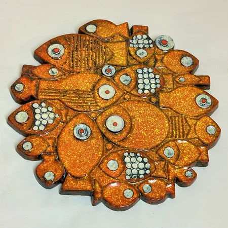 Väggplakett fiskar design Britt-Louise Sundell Gustavsberg höjd ca 28cm bredd ca 28cm, orange, relief, keramik, glaserad, stämplad "B.L Sundell Gustavsberg", 1960-tal, bruksslitage