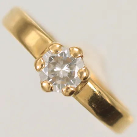 Ring med vit sten, stl 17,5 bredd 3-6mm, ihålig skena, 18K 0,9g 
