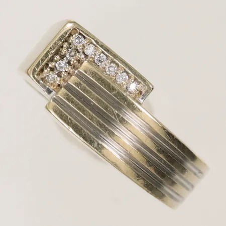 Ring med 9 vita stenar, stl 19½ bredd 5-9mm, vitguld 18K 10,4g totalt 
