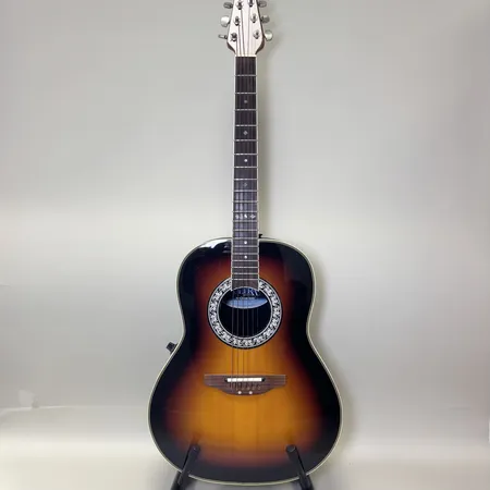Gitarr Ovation, med mic modell 1512, Ultra Series, serienr:219474, hårt fodral. Skada på ett lås Skickas med Bussgods eller PostNord