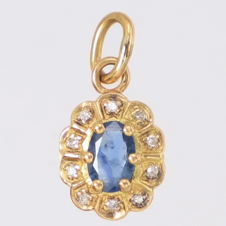 Hänge med blå safir samt 10 diamanter ca 0,001ct, längd ca 17mm, bredd 8,9mm, 18K Vikt: 1,5 g