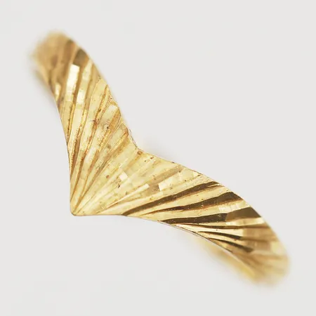 Ring med mönster stl:15¾, bredd 2-5mm, Guldfynd, 18K Vikt: 1,3 g