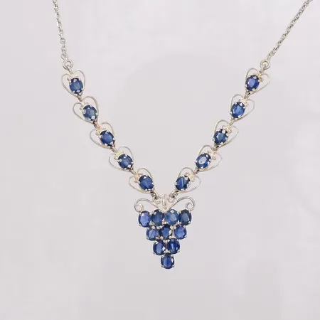 Collier med safirer ca längd 43cm, bredd 1,8-22,4mm, några stenar med skador. 925/1000 silver Vikt: 9,1 g