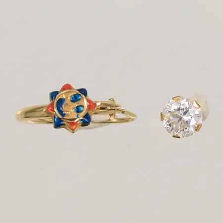 2 udda örhängen med sten och emalj, saknar ett lås, 14K 0,9g totalt.