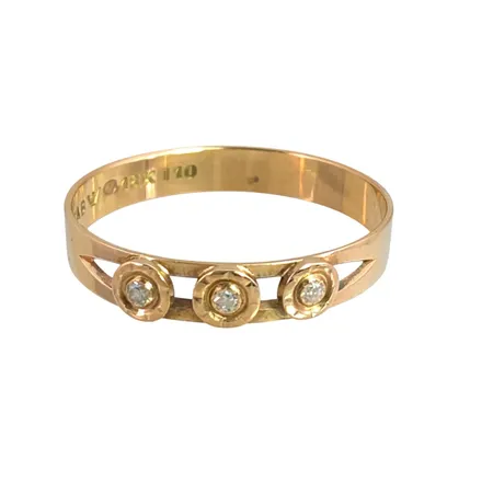 Diamantring i 18K guld, Diamanter 3 x 0,003ct, Guldfynd (GFAB), svensk kontrollstämpel, stl:17½ mm, bredd 3 mm, fint skick Vikt: 1,3 g