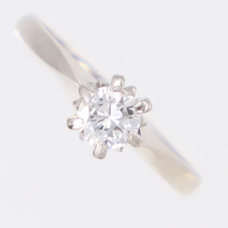 Ring med briljantslipad diamant 1 x 0,45ct, W/SI, stl:18, bredd 6mm, vitguld, Kå-Ce Guldsmedja Kurt-L Carlsson år 1970, Stockholm, 18K Vikt: 3,2 g