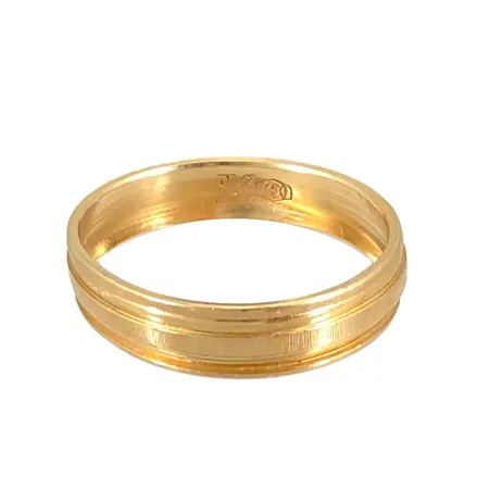Ring, 18K guld, defekt, gravyr Vikt: 3,1 g