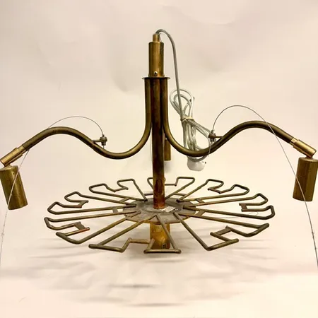 Taklampa/ Pendel Karamell Jonas Bohlin för Örsjö Belysning, höjd ca 456m, Ø ca 49cm, obehandlad, rå mässing, för 16 glas, 4 ljuspunkter, P36-42-1, K81040, etikettmärkt, bruksskick/ åldersrelaterat slitage, ej funktionstestad Skickas med postpaket.