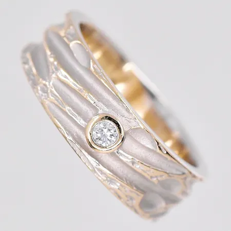 Ring vitguld diamant 0,045ct W/SI enligt gravyr stl:16½ bredd 6,2mm 18K Vikt: 7 g