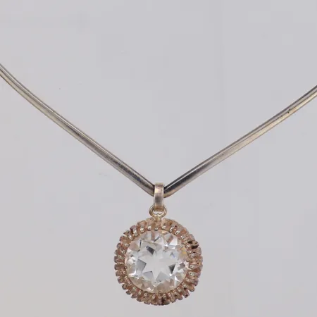 Collier med fasettslipad bergkristall, infattning med genombruten dekor, Ø ca 12mm, hängets mått ca Ø 2cm, Hallberg Guldsmeds AB, Köping år 1975, 925/1000 silver Vikt: 25,8 g