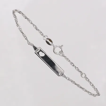 Armband med gravyrbricka längd ca 15cm, bredd 1,9-4,9mm, rodiumpläterad. 925/1000 silver Vikt: 2,1 g