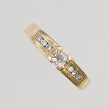 Ring med 10 Diamanter 0,25ctv, stl17 bredd 2,7-4,5mm graverad 18K 5,1g.