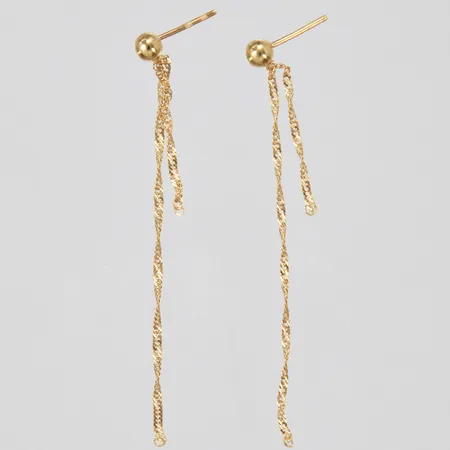 Ett par örhängen längd: ca 5,2cm bredd: ca 1-2mm GHA saknar stoppers 18K  Vikt: 0,6 g
