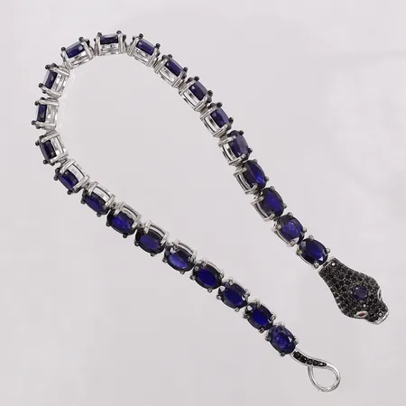 Armband med safirer och rubiner ca längd 20cm, bredd 5,8-10,3mm, flertal stenar med skador. 925/1000 silver  Vikt: 16,8 g