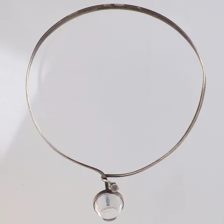 Collier med fasettslipad bergkristall, Gussi år 1965, Ø ca 11,5cm, Ø ca 21mm, Handsmide, bruksskick, 925/1000 silver Vikt: 32,5 g