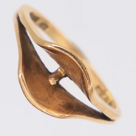 Ring stl:17¼, bredd 8,9mm, pärla saknas, 18K  Vikt: 4 g