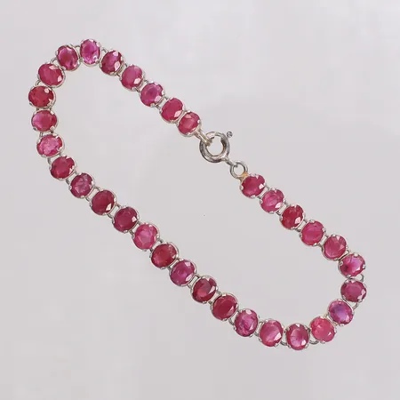 Armband med glasfyllda rubiner längd 17cm, bredd ca 5,5mm, 925/1000 silver Vikt: 6,8 g