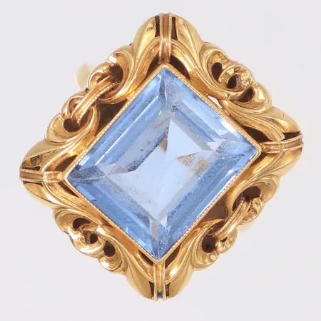 Ring med blå syntetisk spinell stl:16½, bredd 19,3mm, nagg, slitage på fasetter, Göteborg år 1949, 18K Vikt: 4,4 g