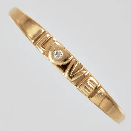 Ring med text LOVE med diamant i O:et ca 1x0,001ct stl: ca 19 bredd: ca 1-3mm GFAB 18K Vikt: 1,3 g