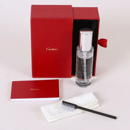Rengöringskit Cartier med polerduk, borste samt smyckestvätt "Lotion for jewelry and watches" i originalask. Vikt: 0 g
