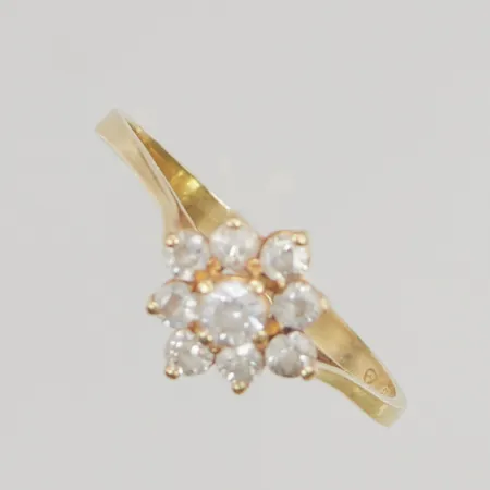 Ring med stenar stl:20 bredd:2,1-10,4mm 18K 2,6g.