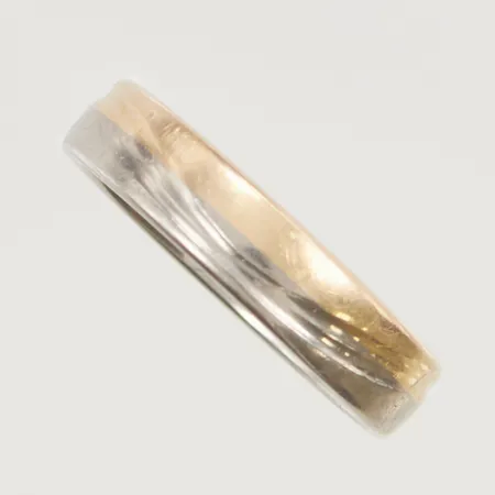 Ring SCH tvåfärgad ograverad stl19 bredd:4,9mm 18K 6,5g.