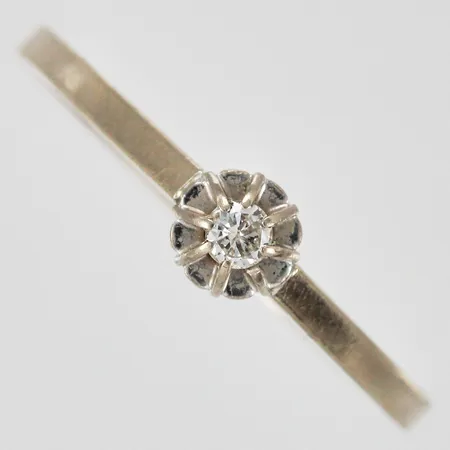 Ring med diamant ca 1x0,06ct enligt gravyr stl: 18¼ bredd: ca 2-5mm GFAB 18K Vikt: 1,9 g