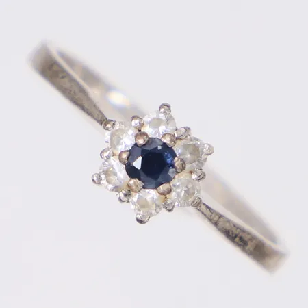 Ring med stenar stl:16½, bredd 6mm, skev skena, silver 925/1000 Vikt: 1,9 g