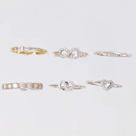 6 Ringar med vita stenar, stl:17-18¼, bredd 1,6-5,9, 925/1000 silver Vikt: 8,4 g