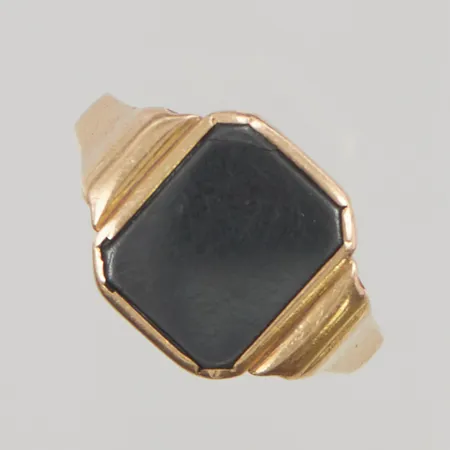 Ring med onyx skadad stl:17,5 bredd 2,7-13mm 18K 4,6g.