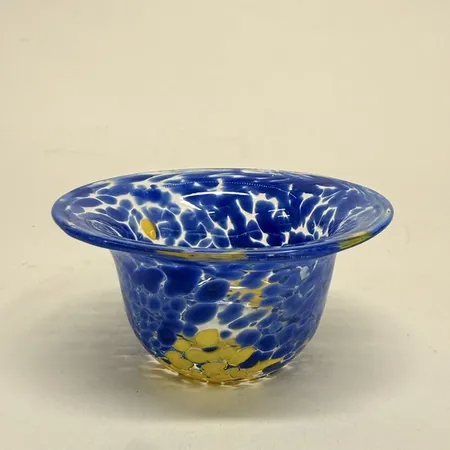Skål Ulrica Hydman Vallien, signerad Boda Ulrica 57712, Ø9cm, höjd 5 cm, blå/gult glas