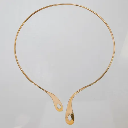 Halsring inre omkrets ca.40cm, bredd: 2mm, motivets längd: ca.50mm, svenska stämplar, 18K Vikt: 26,4 g
