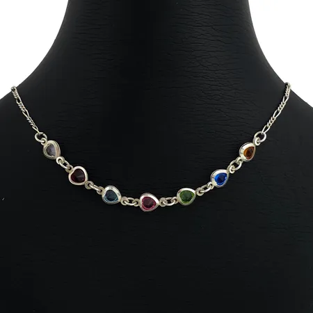 Halsband silver 925/1000 färgade stenar, längd 38,5 cm, bredd 1,8-6,5 mm, tillverkarstämpel CCC, fint skick, förefaller sparsamt använd Vikt: 4,3 g